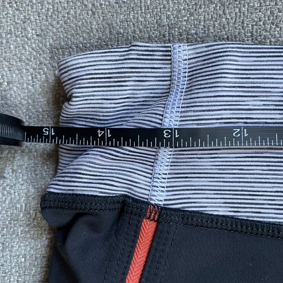 LULULEMON Run: Excel Crop in Deep Coal | Size 6 - Picture 15 of 15